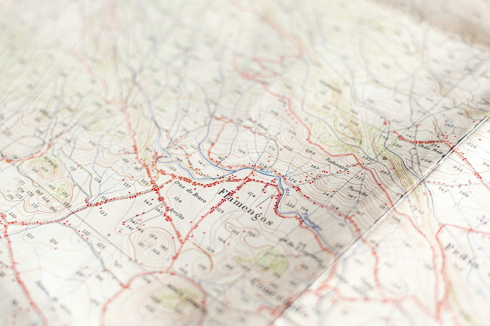 Mapa topográfico com curvas de nível